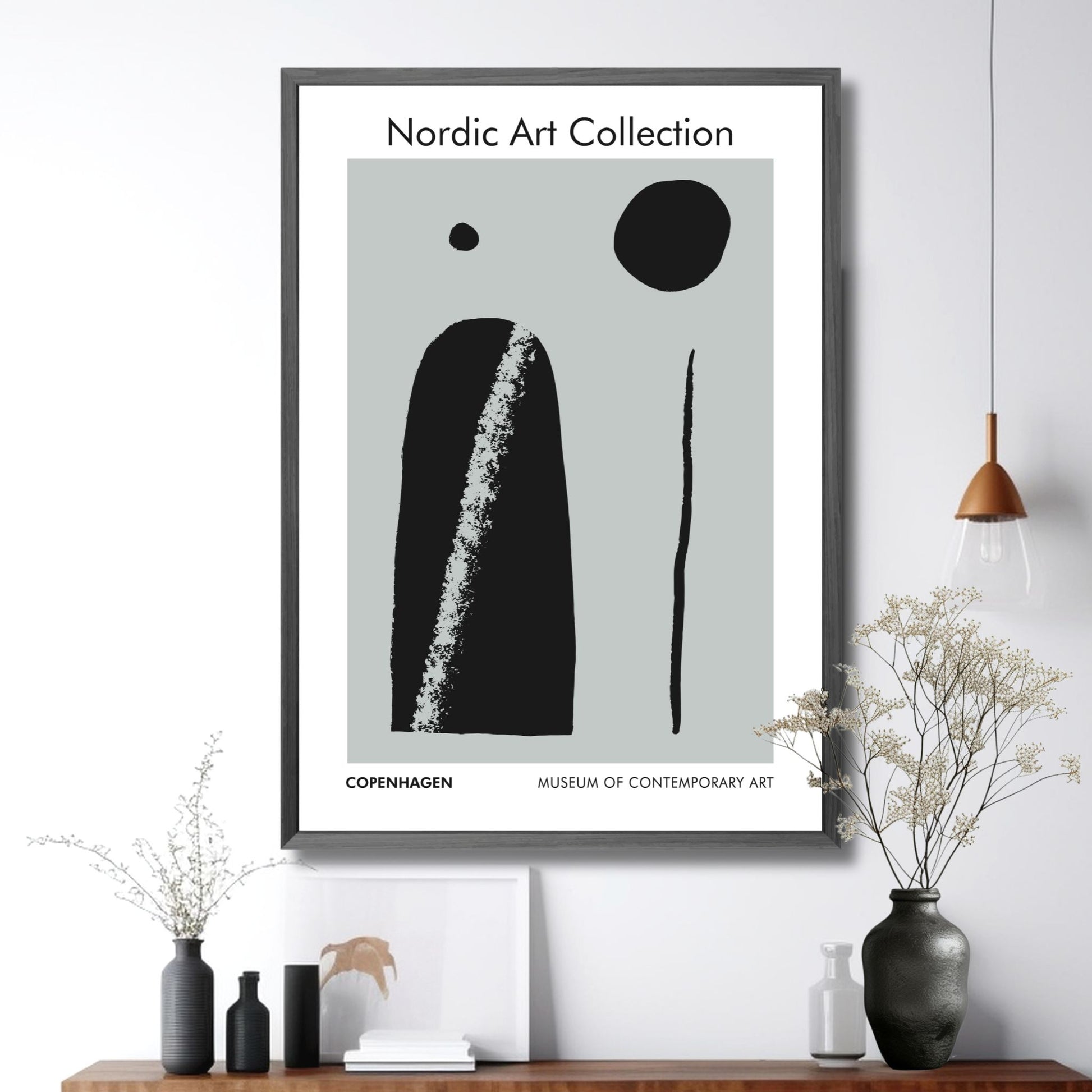 Denne grafiske plakaten i sort og grått - gir en subtil, og sterk visuell appell som vil komplementere en rekke innredningsstiler. Illustrasjonsfoto viser plakaten i sort ramme.