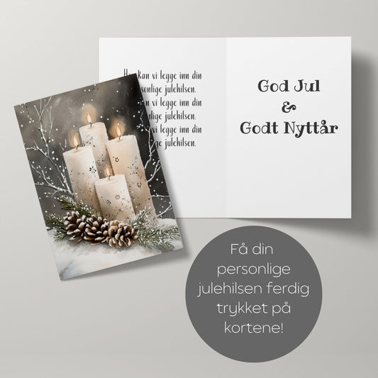 Julekort med tente lys, kongler og granbar – Cozy Winter Story Collection. Doble kort med personlig hilsen.