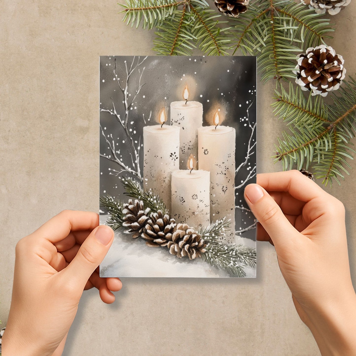 Julekort med tente lys, kongler og granbar – Cozy Winter Story Collection. Med personlig hilsen.