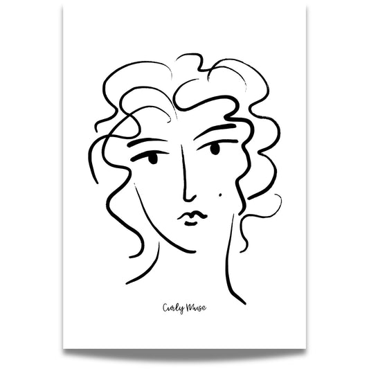 Løft rommet med en kunstnerisk vri med Curly Muse – Moderne Portrettplakat i sort-hvit.