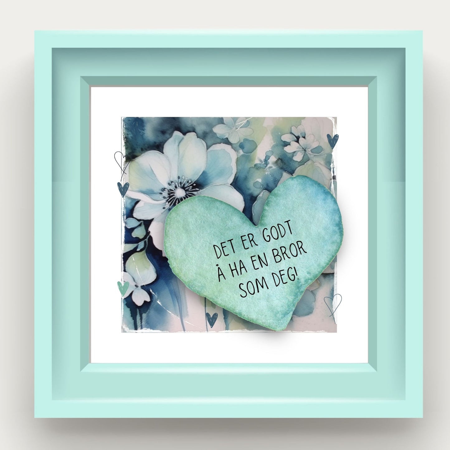 Grafisk plakat med et lyseblått hjerte påført tekst "Det er godt å ha en bror som deg!". Bagrunn med blomster i blåtoner. Illustrasjon viser plakat i lyseblå ramme.