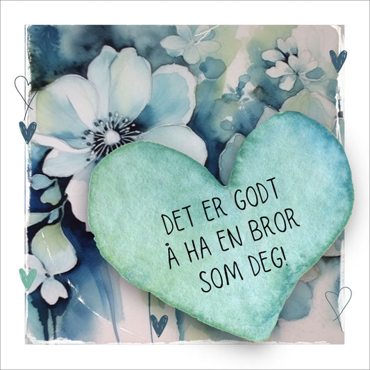Grafisk plakat med et lyseblått hjerte påført tekst "Det er godt å ha en bror som deg!". Bagrunn med blomster i blåtoner. Kortet har en hvit kant rundt på 1,5 cm.