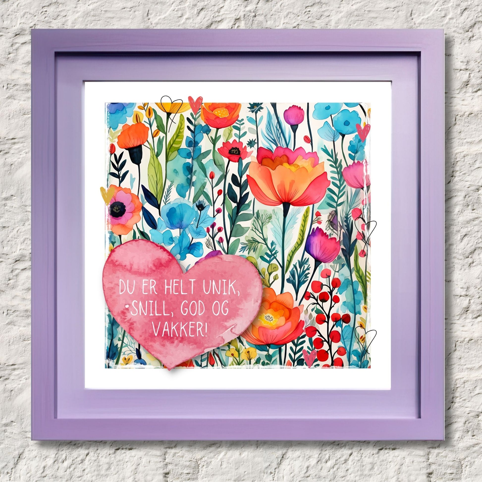 Grafisk plakat med et rosa hjerte påført tekst "Du er helt unik, snill, god og vakker!". Bagrunn i fargerike blomster. Illustrasjon viser plakat i lilla ramme.