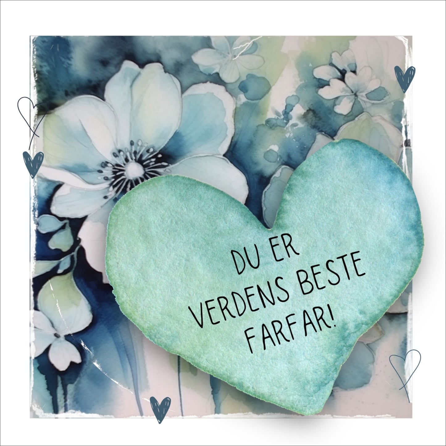 Grafisk plakat med et lyseblått hjerte påført tekst "Du er verdens beste farfar!". Bagrunn med blomster i blåtoner. Kortet har en hvit kant rundt på 1,5 cm.