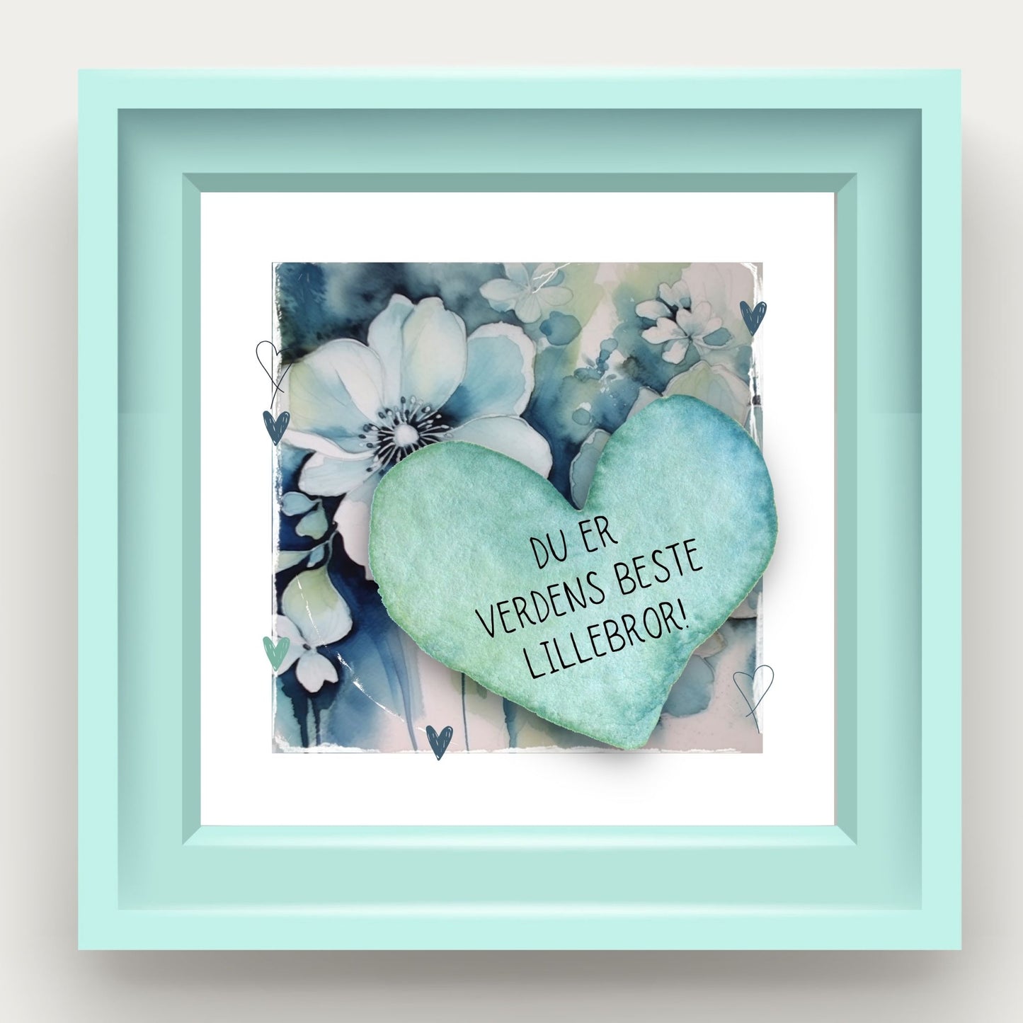 Grafisk plakat med et lyseblått hjerte påført tekst "Du er verdens beste lillebror!". Bagrunn med blomster i blåtoner. Illustrasjonen viser plakat i lyseblå ramme.