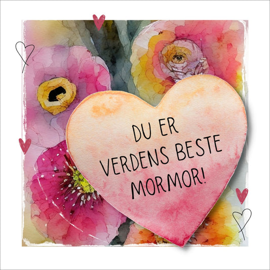 Grafisk plakat med et rosa hjerte påført tekst "Du er verdens beste mormor". Bagrunn i cerise og guloransje blomster. Kortet har en hvit kant runt på 1,5 cm.