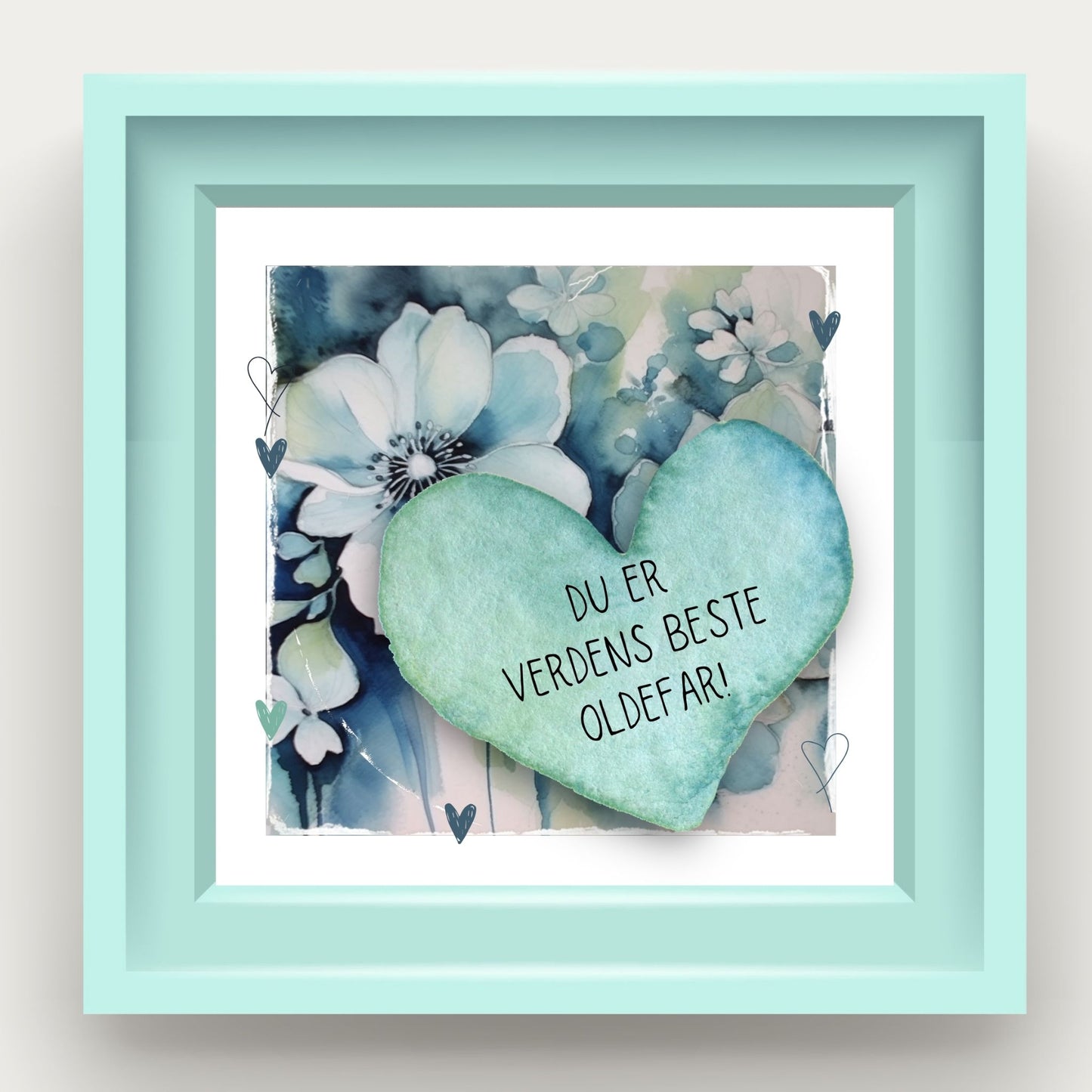 Grafisk plakat med et lyseblått hjerte påført tekst "Du er verdens beste oldefar!". Bagrunn med blomster i blåtoner. Illustrasjonen viser plakat i lyseblå ramme.