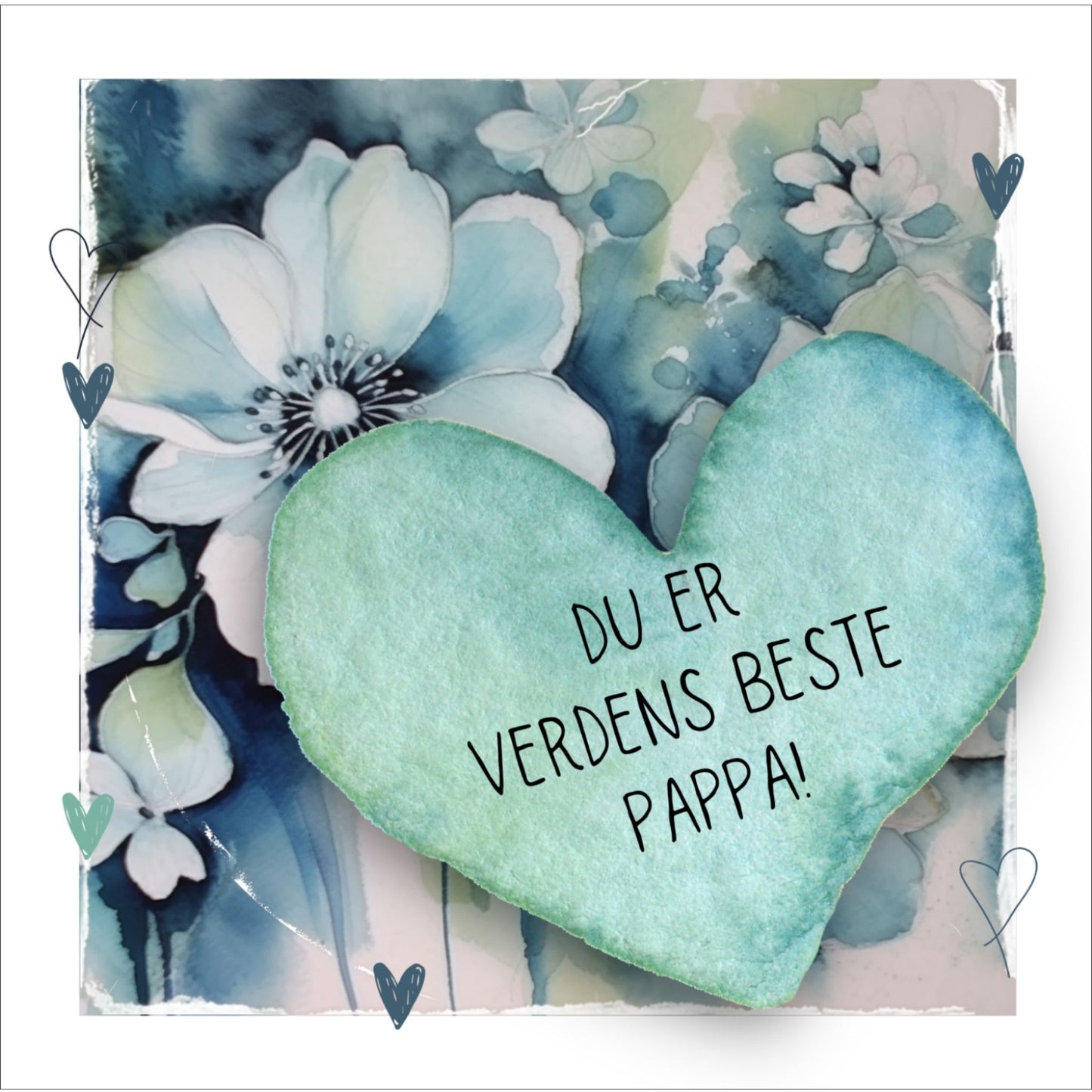 Grafisk plakat med et lyseblått hjerte påført tekst "Du er verdens beste pappa!". Bagrunn med blomster i blåtoner. Kortet har en hvit kant runt på 1,5 cm.