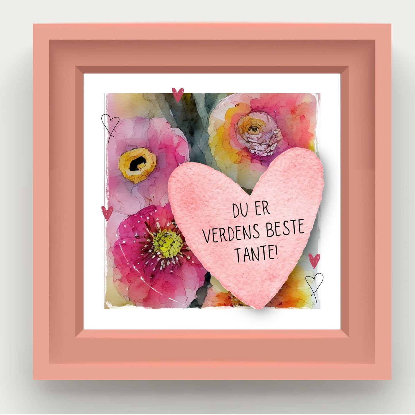 Grafisk plakat med et rosa hjerte påført tekst "Du er verdens beste tante!". Bagrunn i cerise og guloransje blomster. Illustrasjonen viser plakat i rosa ramme.