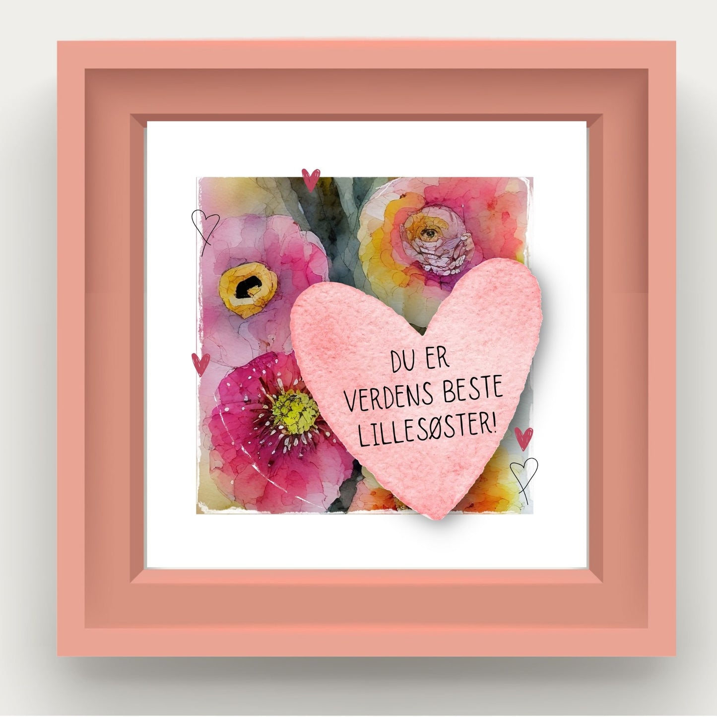 Grafisk plakat med et rosa hjerte påført tekst "Du er verdens beste lillesøster". Bagrunn i cerise og guloransje blomster. Illustrasjon viser plakat i rosa ramme.