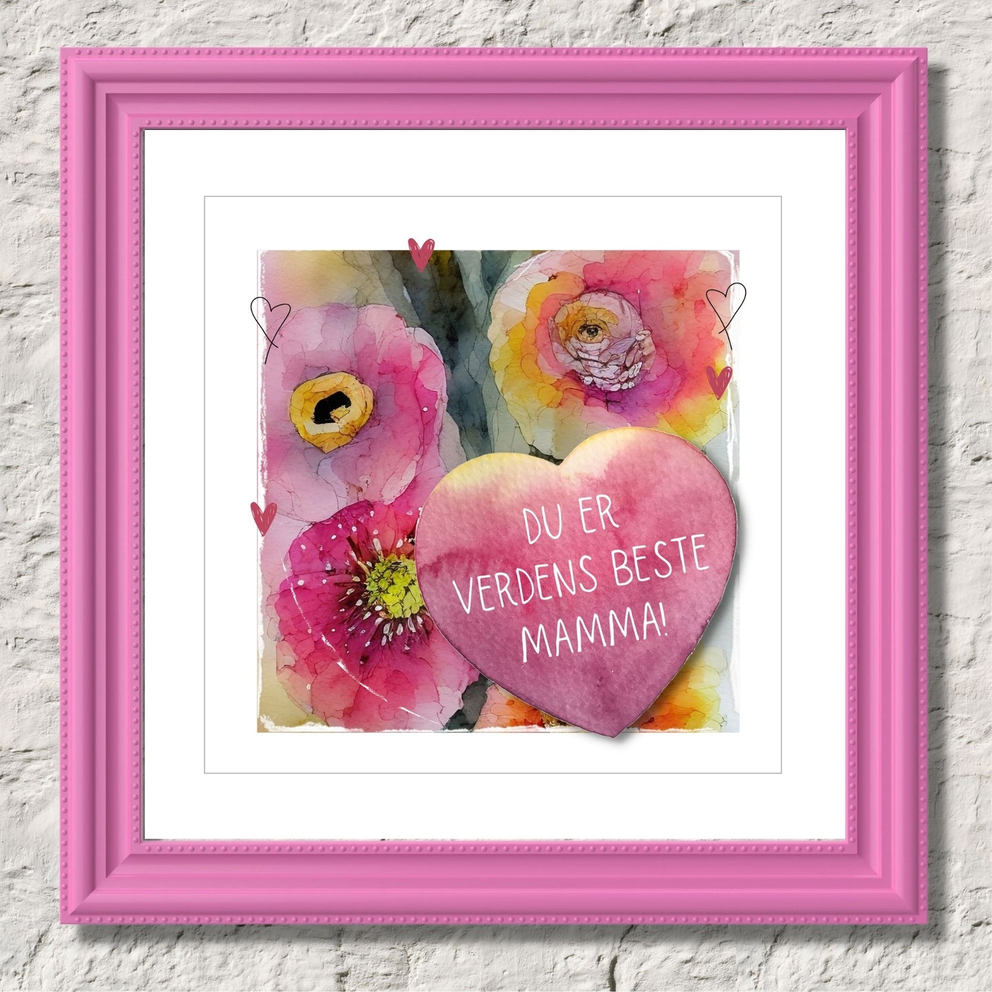 Grafisk plakat med et rosa hjerte påført tekst "Du er verdens beste mamma". Bagrunn i cerise og guloransje blomster. Kortet har en hvit kant runt på 1,5 cm. Illustrasjon av plakat i rosa ramme.