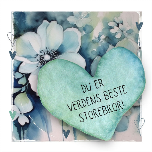 Grafisk plakat med et lyseblått hjerte påført tekst "Du er verdens beste storebror!". Bagrunn med blomster i blåtoner. Kortet har en hvit kant rundt på 1,5 cm.