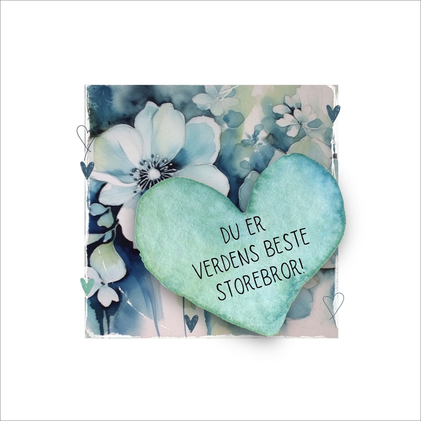 Grafisk plakat med et lyseblått hjerte påført tekst "Du er verdens beste storebror!". Bagrunn med blomster i blåtoner. Kortet har en hvit kant rundt på 4 cm.