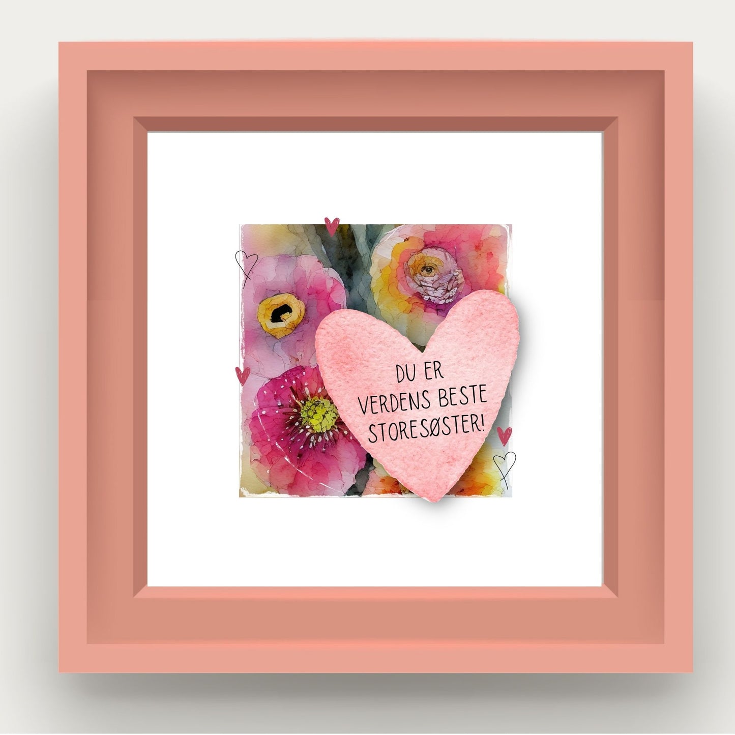 Grafisk plakat med et rosa hjerte påført tekst "Du er verdens beste lillesøster". Bagrunn i cerise og guloransje blomster. Illustrasjonen viser plakat i rosa ramme.