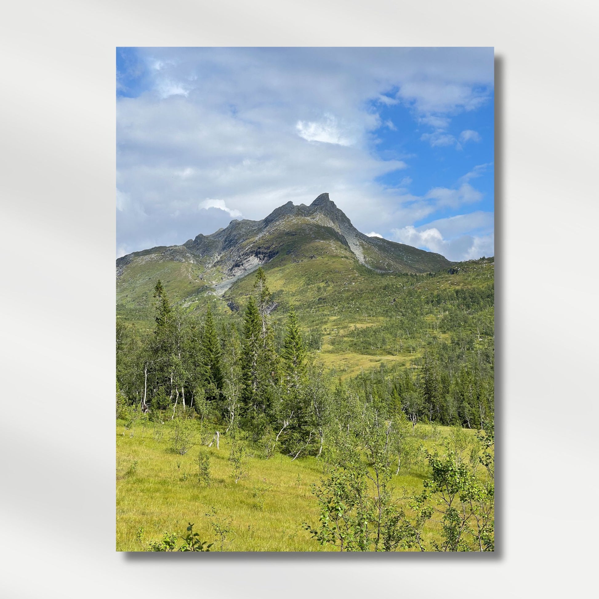 Dærga – i Røyrvik er et majestetisk motiv av fjelltoppen Jillie Daerka (1108 moh), sett fra et åpent fjellandskap med frodige grøntoner og dramatisk himmel. Illustrasjon viser motivet på lerret.