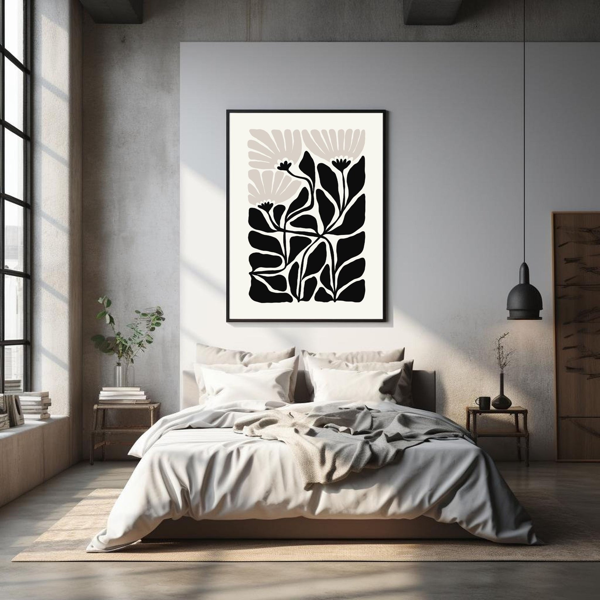 Illustrasjon av en grafisk plakat i abstrakt, floralt mønster i sort, beige og dempet hvit bakgrunn. Plakaten har en bred kant i samme som bakgrunnsfarge, og henger i sort ramme over en seng.