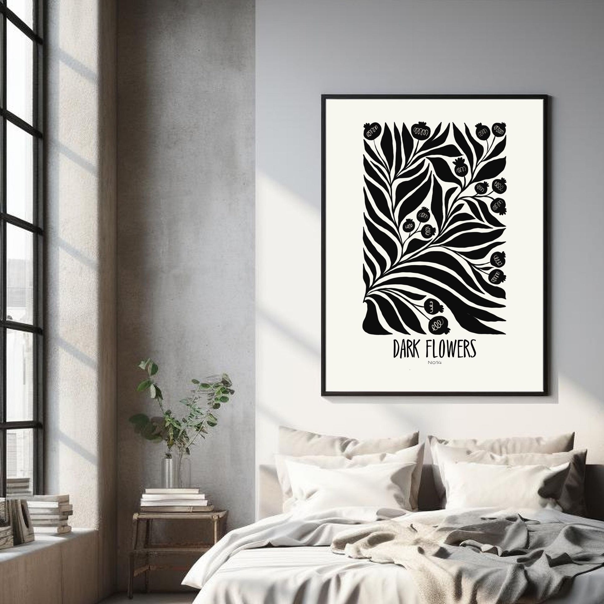 Illustrasjon av en grafisk plakat i abstrakt, floralt mønster i sort og dempet hvit bakgrunn. Plakaten har en bred kant i samme som bakgrunnsfarge, og henger i sort ramme over en seng.