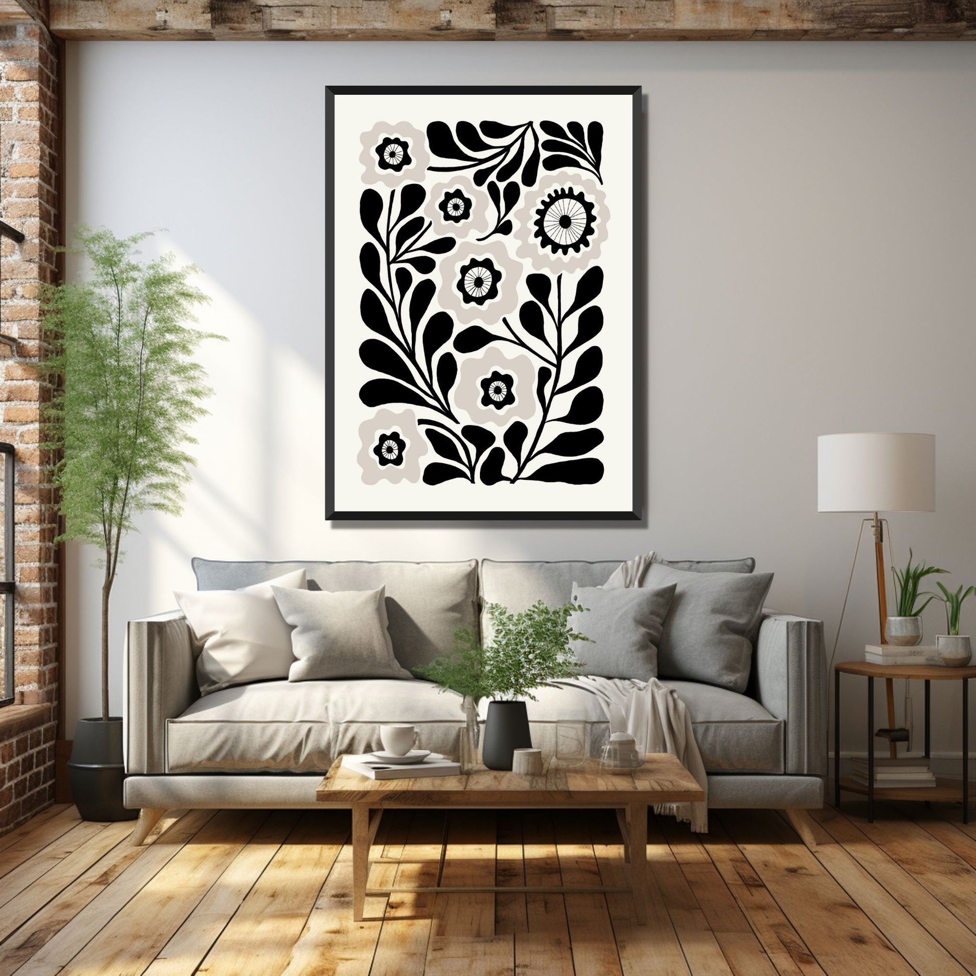 Illustrasjon av en grafisk plakat i abstrakt, floralt mønster i sort, beige og dempet hvit bakgrunn. Plakaten har en bred kant i samme som bakgrunnsfarge, og henger i sort ramme på en vegg over en sofa.