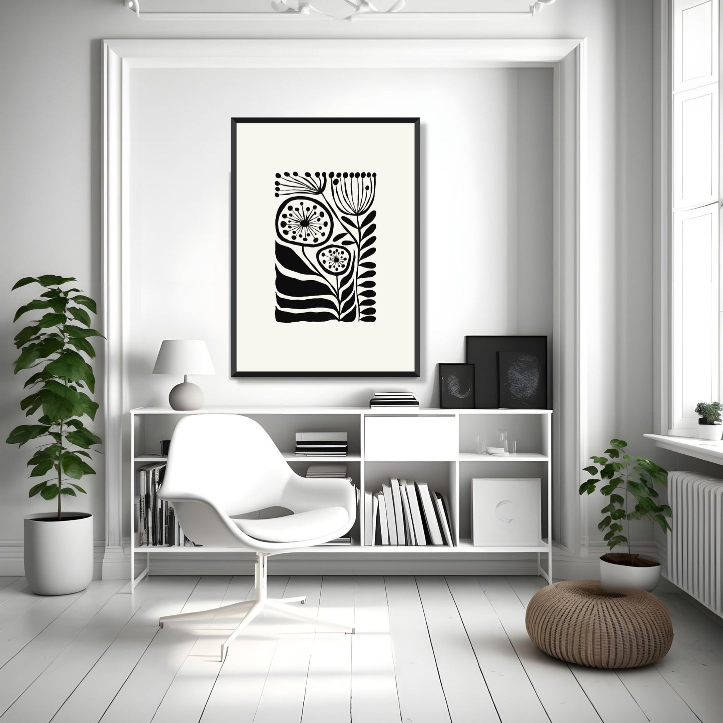 Bildet viser en grafisk plakat i abstrakt, floralt mønster i sort og dempet hvit bakgrunn. Plakaten har en bredt kant i dempet hvit farge rundt og henger i sort ramme på en lys vegg.