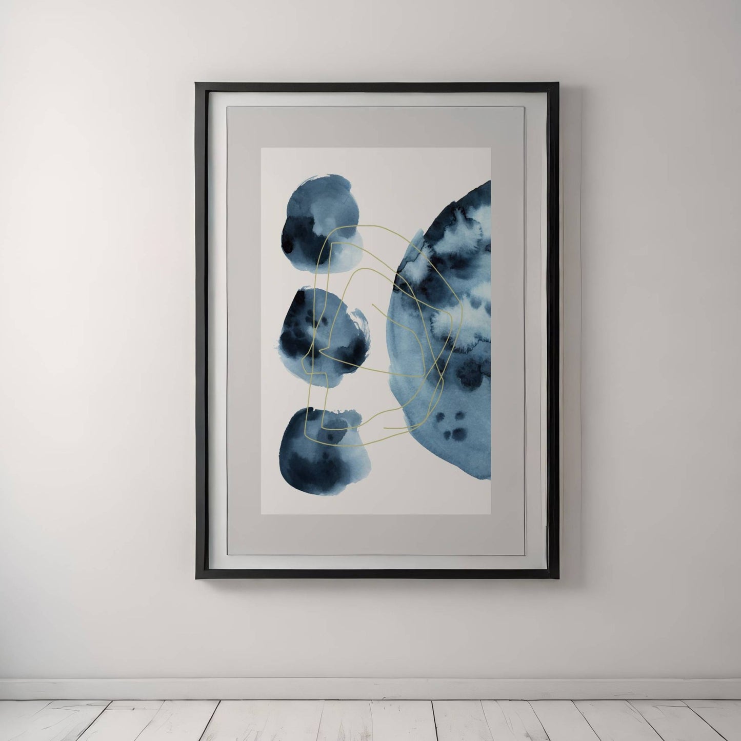 Deep Motion – abstrakt akvarellplakat kombinerer dypt mettede blåtoner med lette, håndtegnede linjer i et moderne og uttrykksfullt design. Illustrasjon viser plakat i sort ramme.