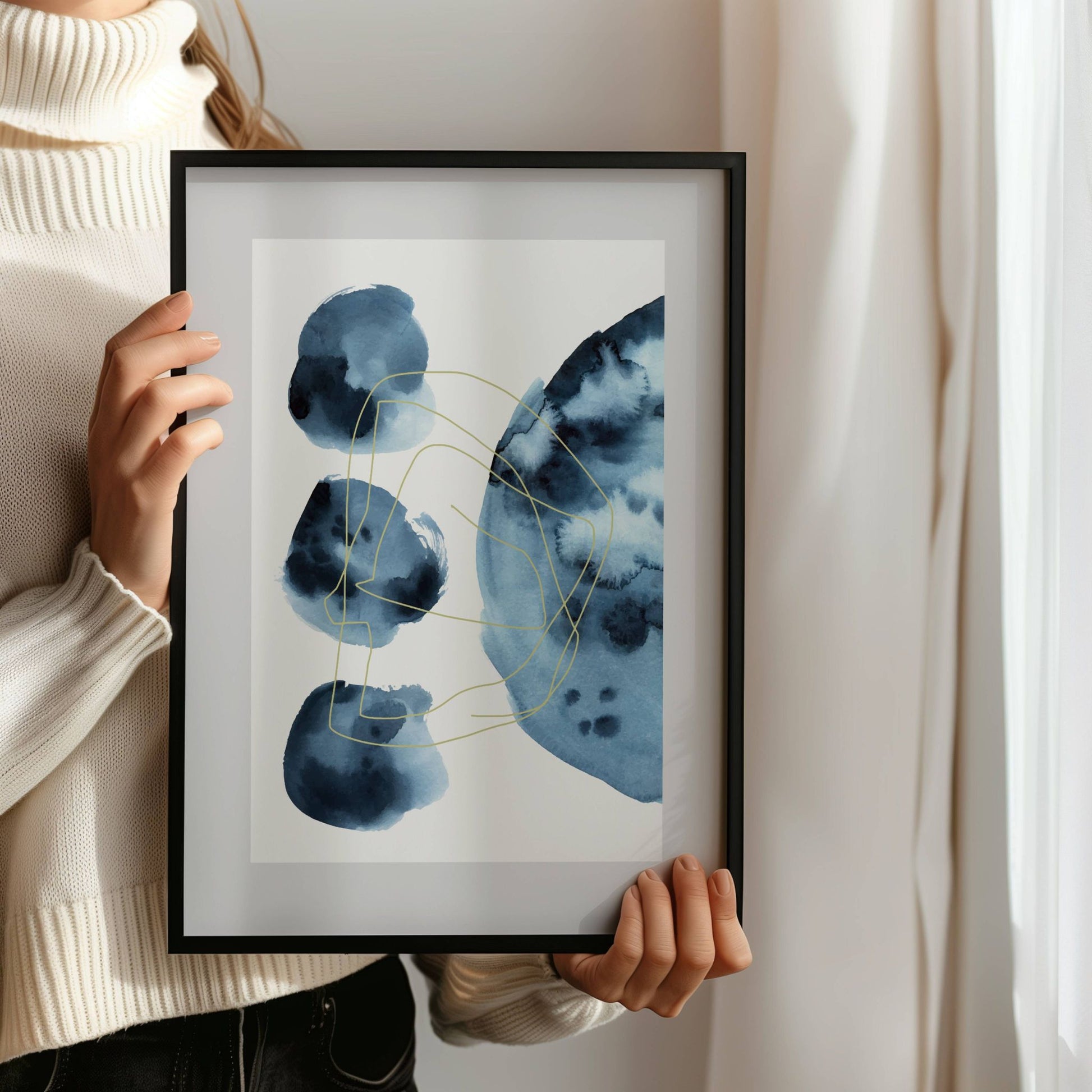 Deep Motion – abstrakt akvarellplakat kombinerer dypt mettede blåtoner med lette, håndtegnede linjer i et moderne og uttrykksfullt design. Illustrasjon viser plakat i sort ramme.