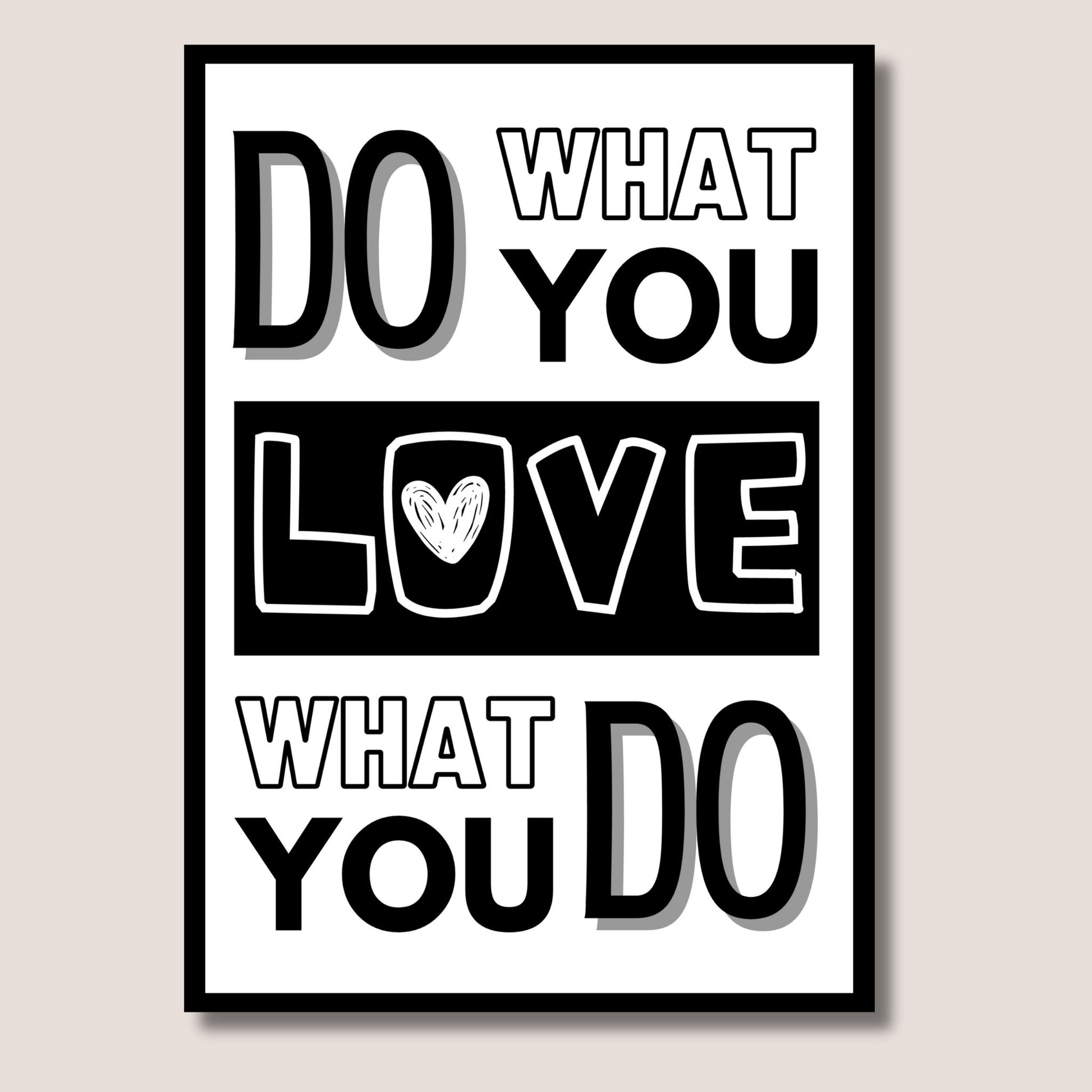 Tekstplakat med skriften DO WHAT YOU - LOVE - WHAT YOU DO. Farge sort-hvit. Illustrasjon av plakat i sort ramme med passepartout.