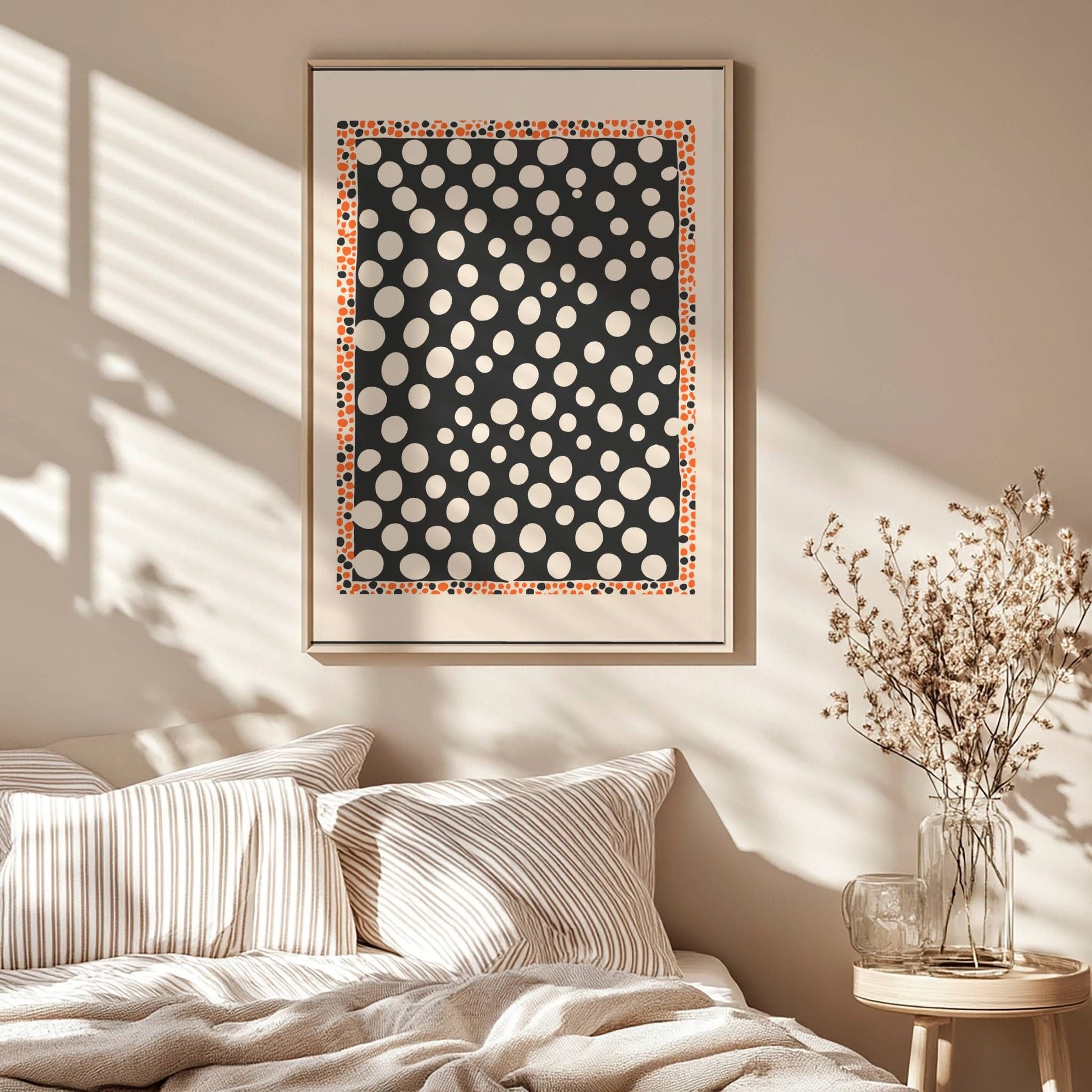 Dot Illusion leker med perspektiv og mønster. De hvite prikkene mot svart bakgrunn skaper et optisk spill som både fascinerer og forskjønner. Illustrasjon viser motiv med smal kant i eik ramme.
