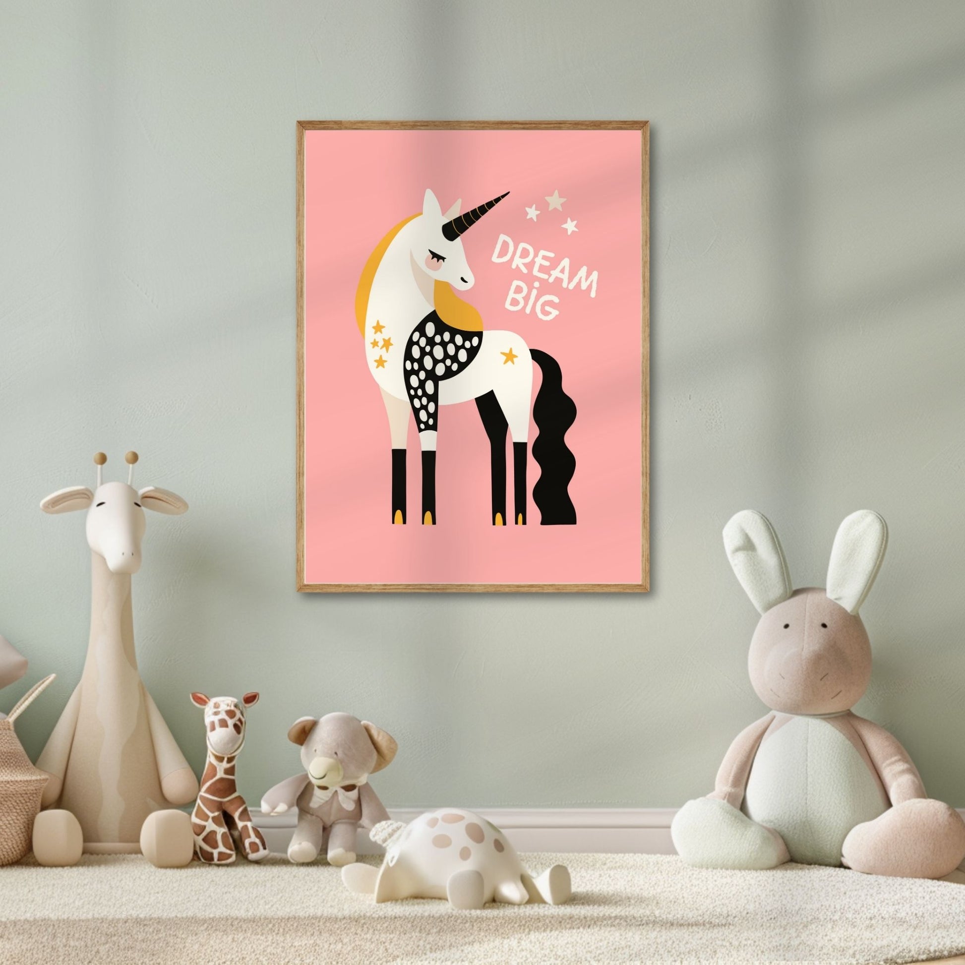 Dream big – denne magiske enhjørningen med glitrende detaljer og stjernedryss inspirerer til store drømmer og fri fantasi. Illustrasjon viser plakat i eik ramme på et barnerom.