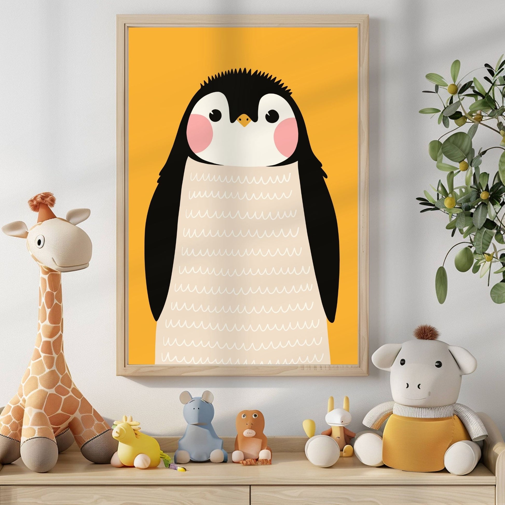 Kul og kosete – pingvinen i serien er både grafisk og myk, perfekt for vinterbarn og iskalde hjerteknusere. Illustrasjon viser plakat i eik ramme på et barnerom.