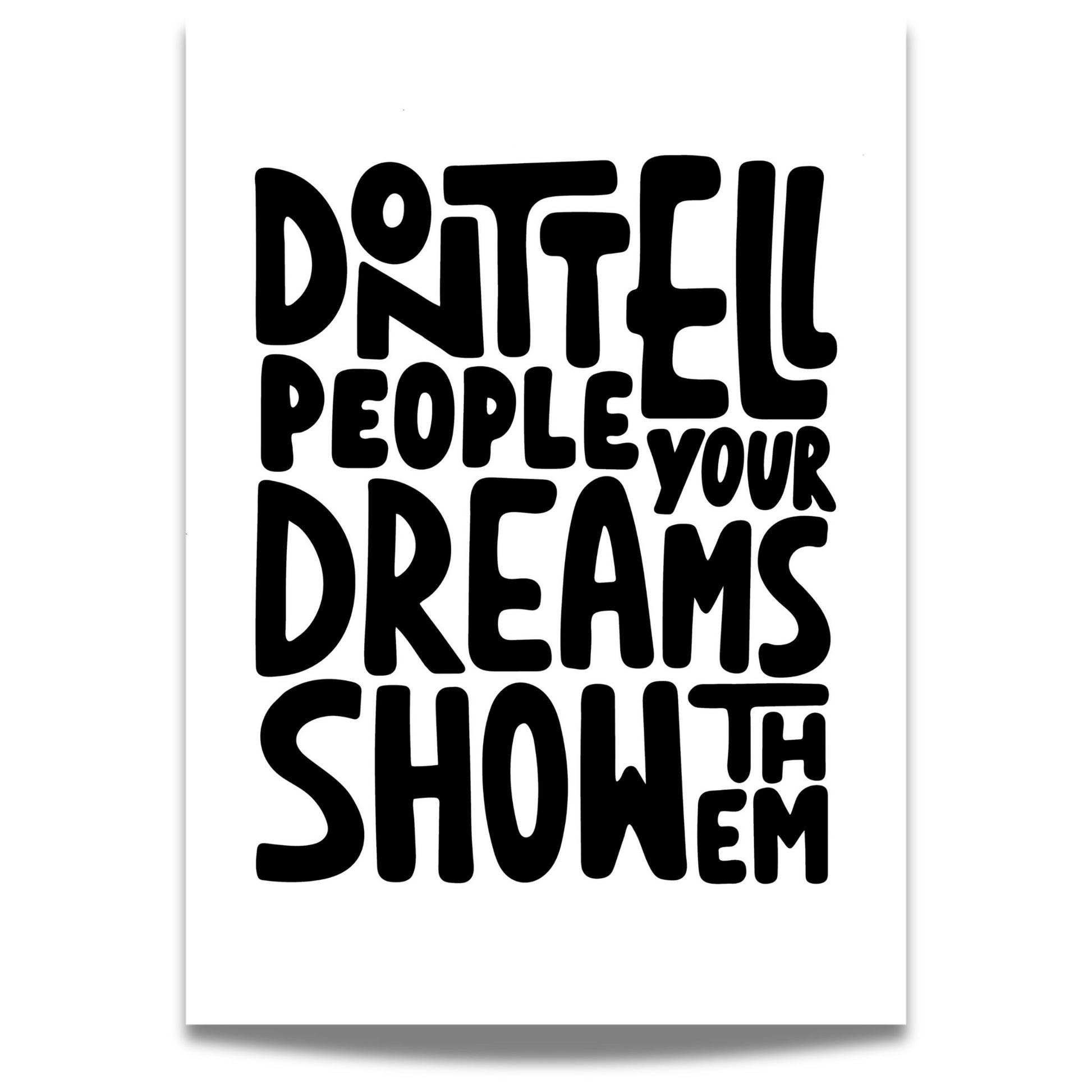 Med det kraftfulle budskapet "Don't tell people your dreams, show them", er denne plakaten en daglig påminnelse om fokus, dedikasjon og målrettethet.