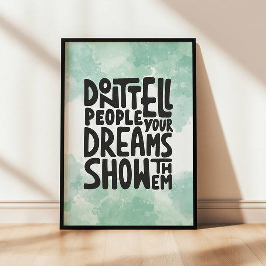  Dream Bold, en inspirerende typografisk plakat designet for å motivere og inspirere hver dag. Illustrasjon viser plakat i sort ramme.