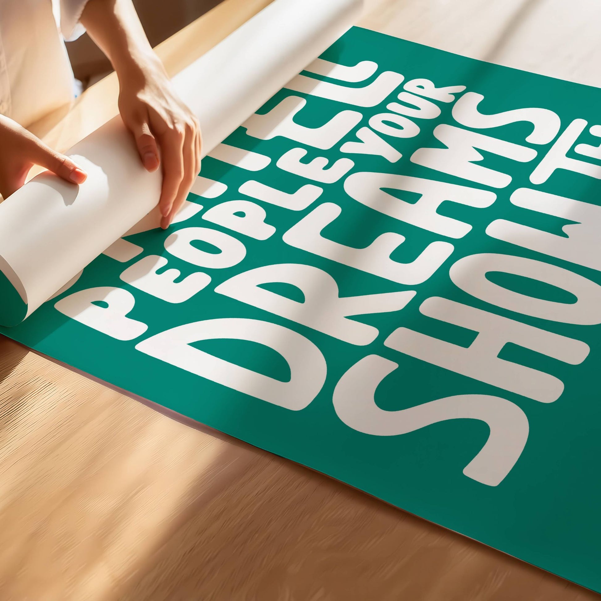 Dream Bold – en inspirerende typografisk plakat designet for å motivere og løfte deg hver dag. Illustrasjon viser plakat på print.