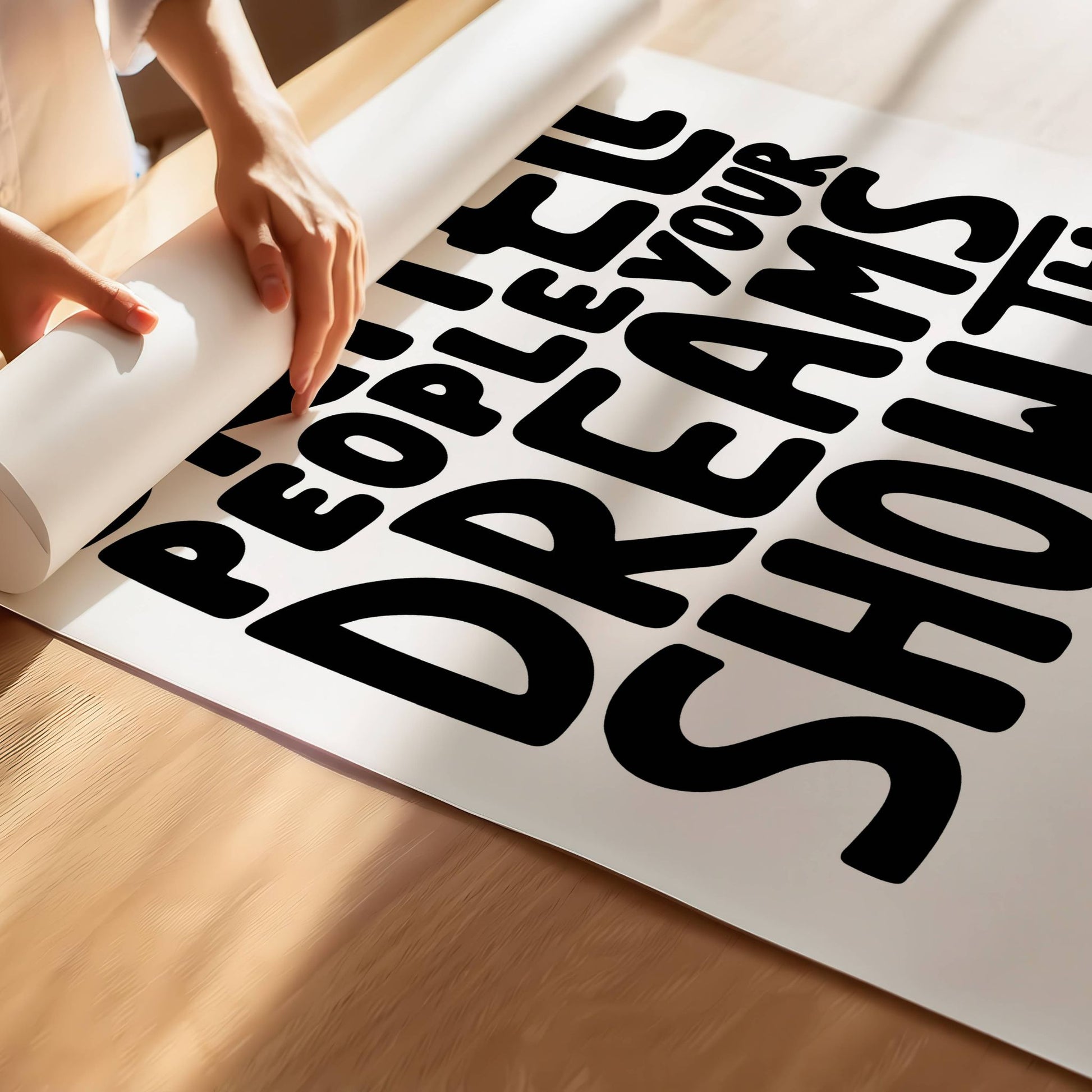 Med det kraftfulle budskapet "Don't tell people your dreams, show them", er denne plakaten en daglig påminnelse om fokus, dedikasjon og målrettethet. Illustrasjon viser plakat på print.