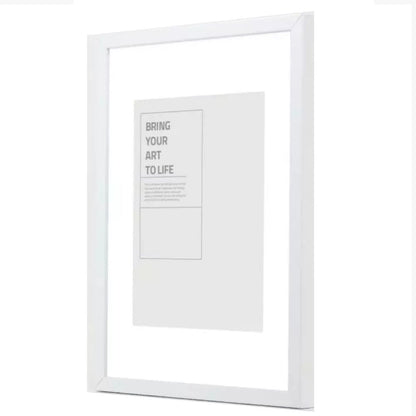 E-LINE er en serie kvalitetsrammer i ekte tre. Med en profilbredde på 12 mm og dybde på 20 mm blir dette en solid og fin innramming av plakaten på veggen din.