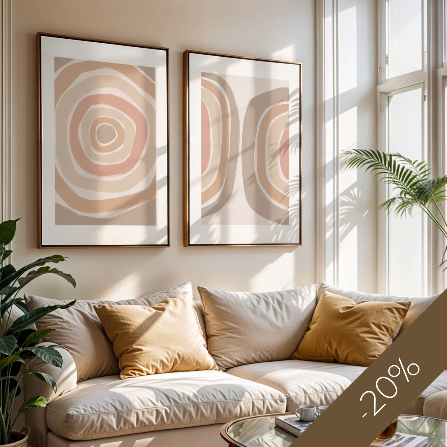 Earth Flow Duo – abstrakt plakatsett i jordtoner som bringer ro, varme og naturlig flyt til hjemmet ditt. Illustrasjon viser plakater i ramme over en sofa.