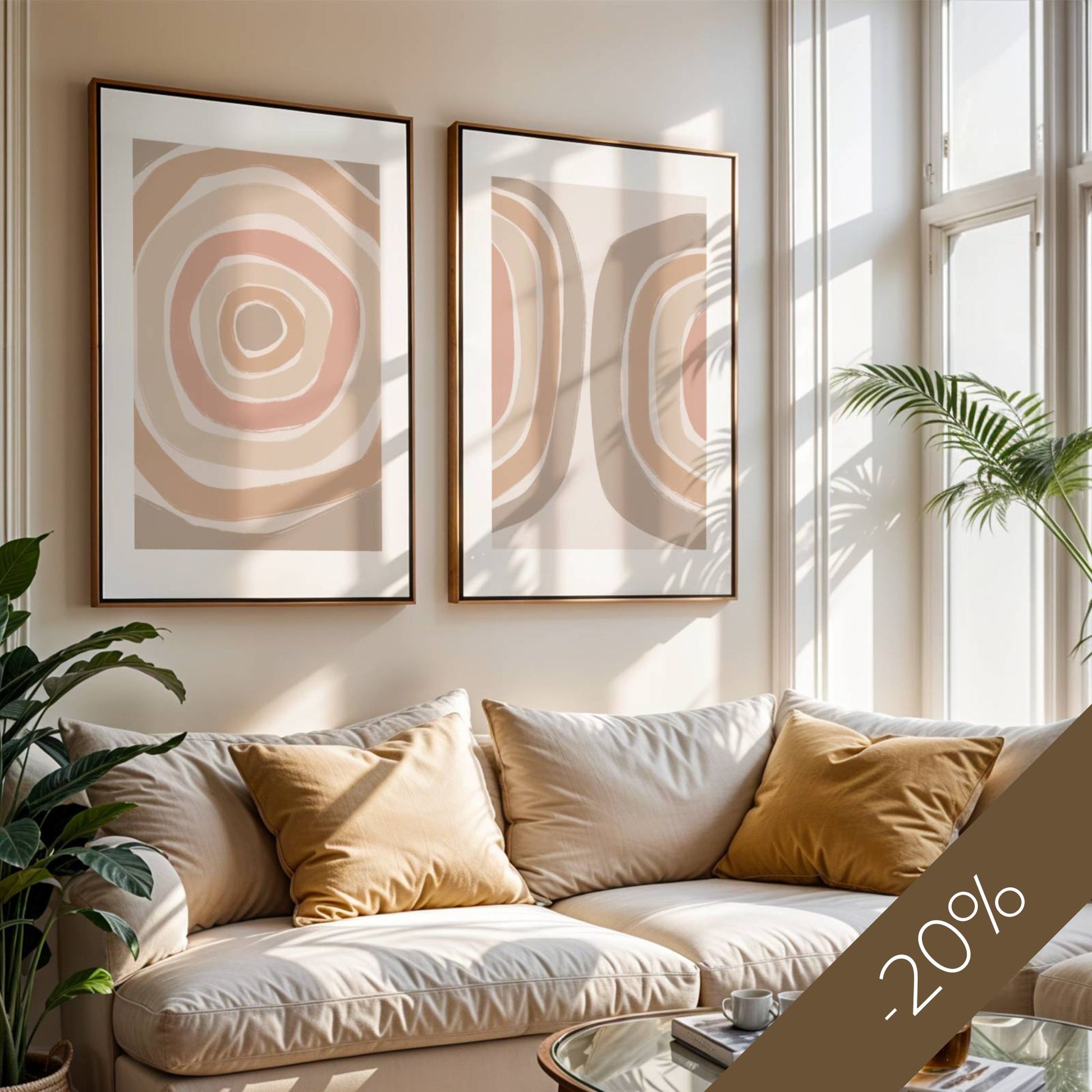 Earth Flow Duo – abstrakt plakatsett i jordtoner som bringer ro, varme og naturlig flyt til hjemmet ditt. Illustrasjon viser plakater i ramme over en sofa.