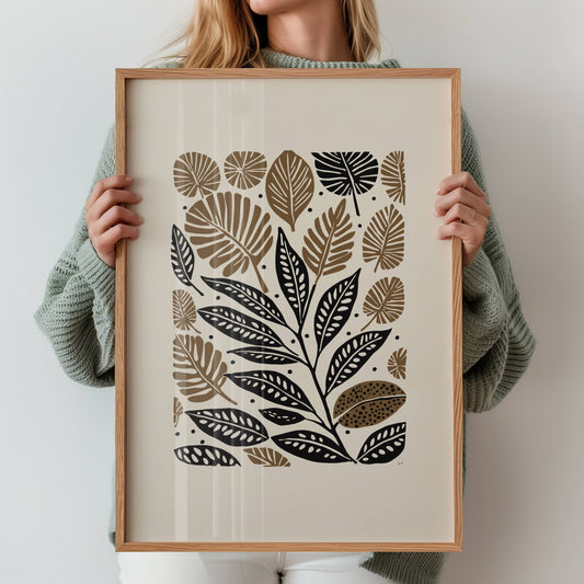 Earthy Leaves er en vakker botanisk plakat med stiliserte blader i svart og varme jordfarger. Illustrasjon viser motiv med bred kant i eik ramme.