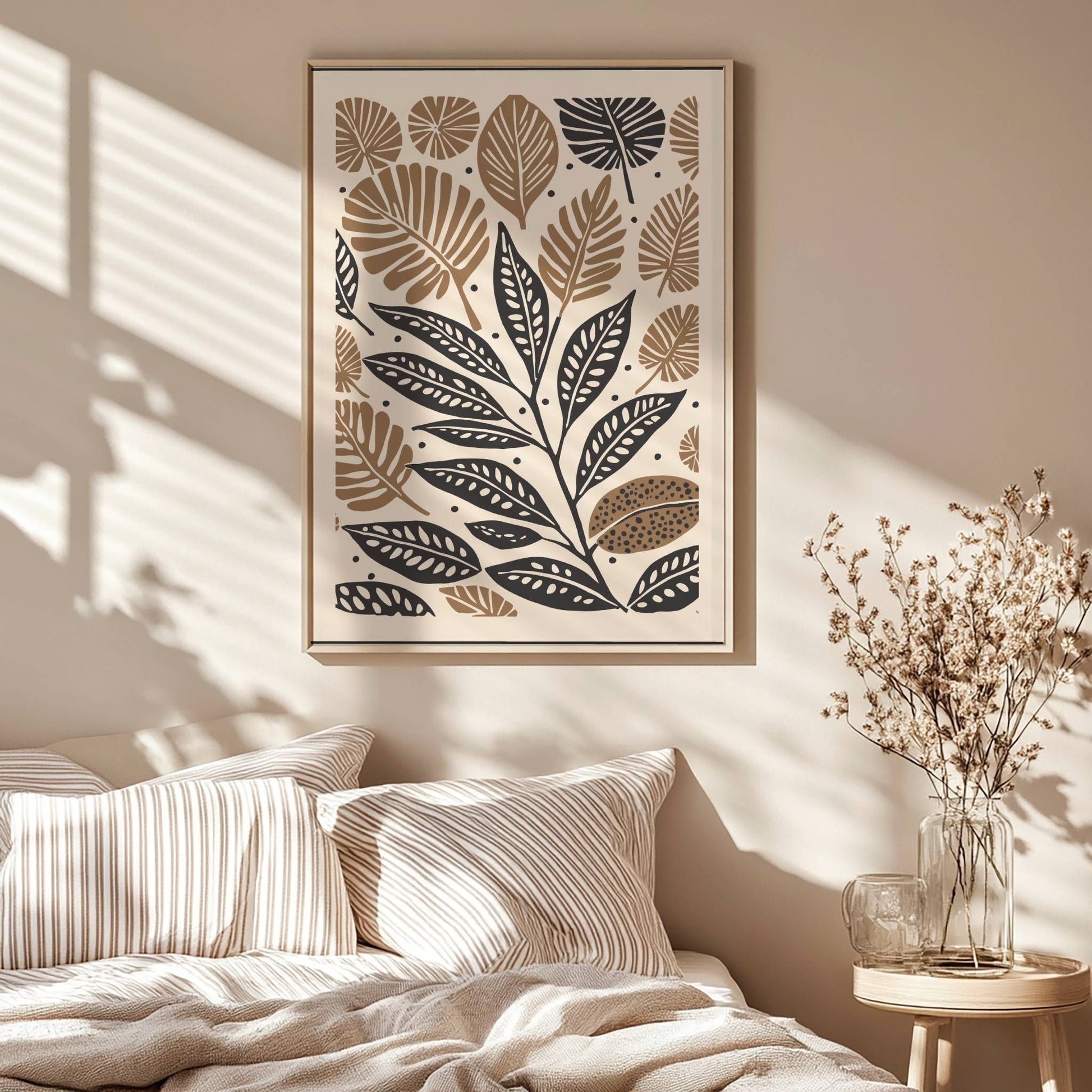 Earthy Leaves er en vakker botanisk plakat med stiliserte blader i svart og varme jordfarger. Illustrasjon viser motiv med smal kant i eik ramme.