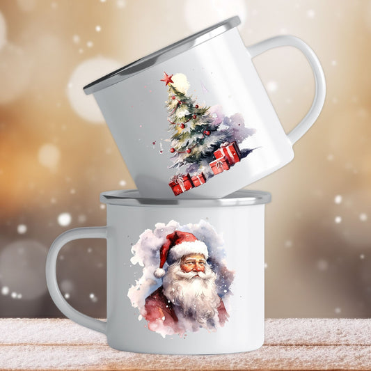 Emaljekrus i hvit farge med en dekorativ sølvkant øverst. Kruset er påført to dekorative julemotiver, en på hver side av koppen. Dette er en lett, uknuselig kopp på 138 gram. Bildet viser julemotivene av begge sider av julekruset.