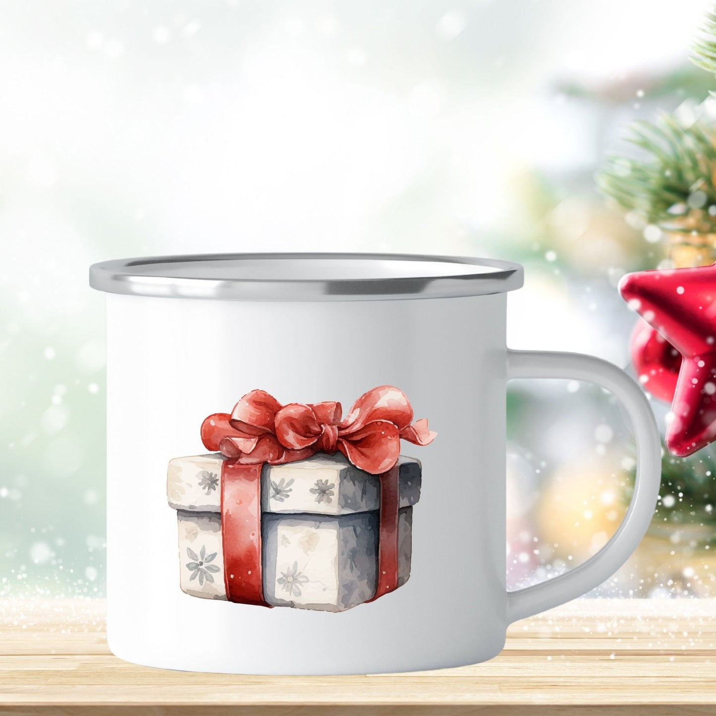 Emaljekrus i hvit farge med en dekorativ sølvkant øverst. Kruset er påført to dekorative julemotiver, en på hver side av koppen. Dette er en lett, uknuselig kopp på 138 gram.  Bildet viser den ene siden av julekruset med et dekorativt julemotiv av en julepakke.