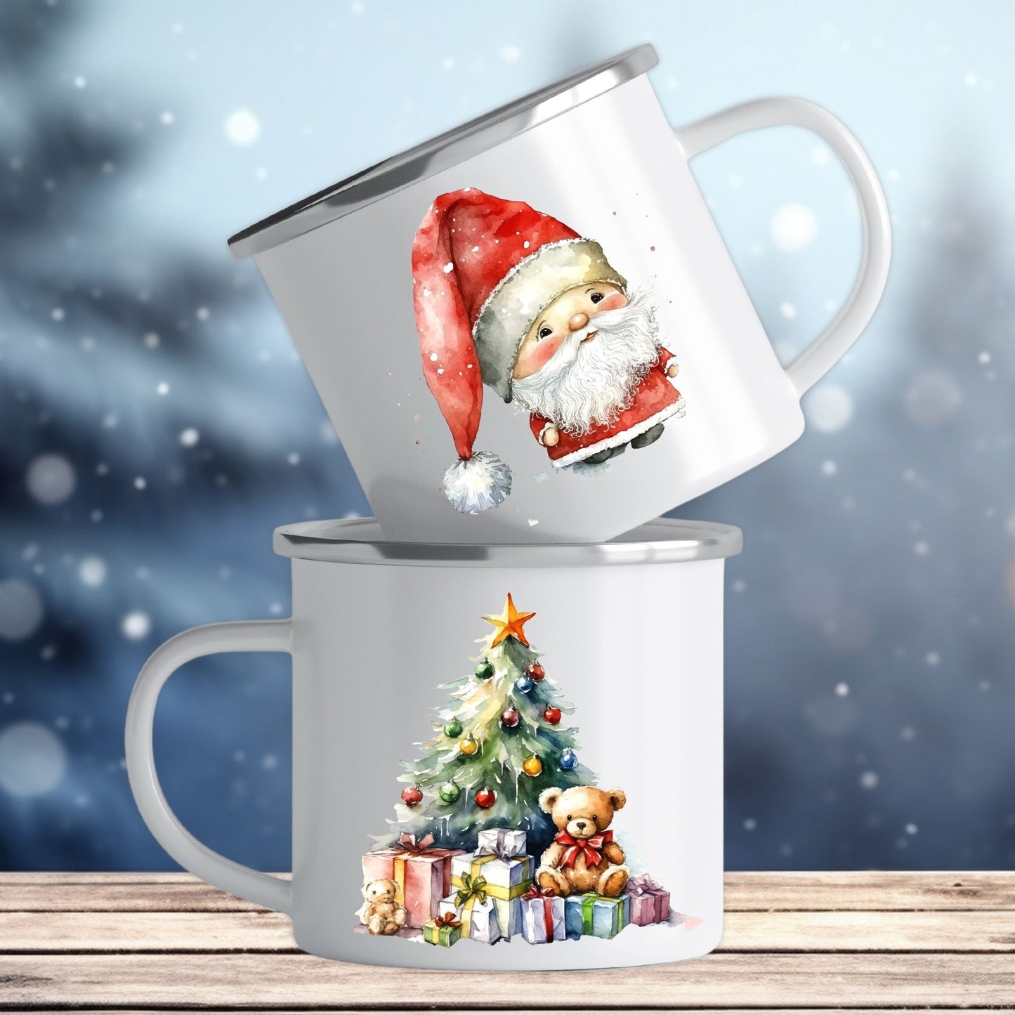Emaljekrus i hvit farge med en dekorativ sølvkant øverst. Kruset er påført to dekorative julemotiver, en på hver side av koppen. Dette er en lett, uknuselig kopp på 138 gram. Bildet viser begge sider av kruset.