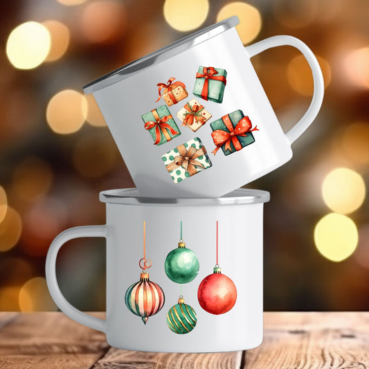 Emaljekrus i hvit farge med en dekorativ sølvkant øverst. Kruset er påført to dekorative julemotiver, en på hver side av koppen. Dette er en lett, uknuselig kopp på 138 gram. Bildet viser begge sider av julekruset.