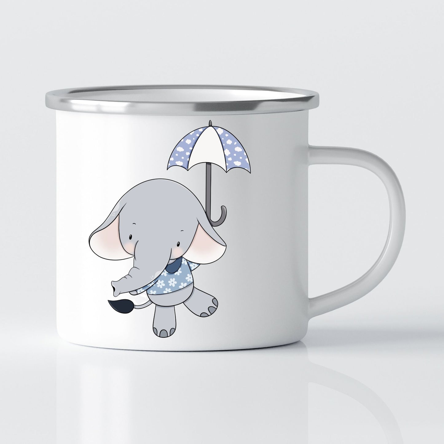Krus i hvit emalje med dekorativ sølvkant øverst. Kruset er påført et motiv på hver side av hanken. Dette kruset har trykk av en Elefant jente på den ene siden.