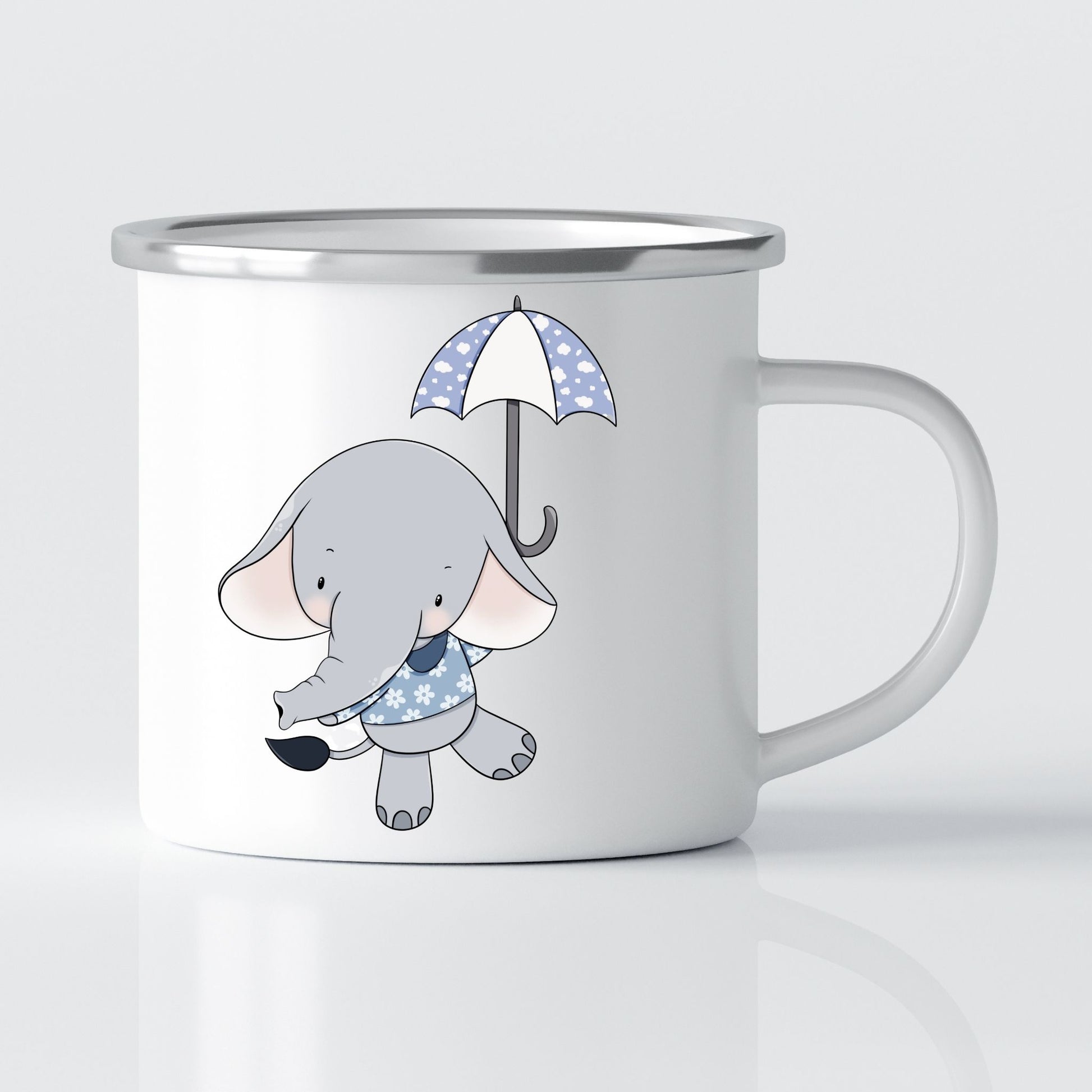 Krus i hvit emalje med dekorativ sølvkant øverst. Kruset er påført et motiv på hver side av hanken. Dette kruset har trykk av en Elefant jente på den ene siden.
