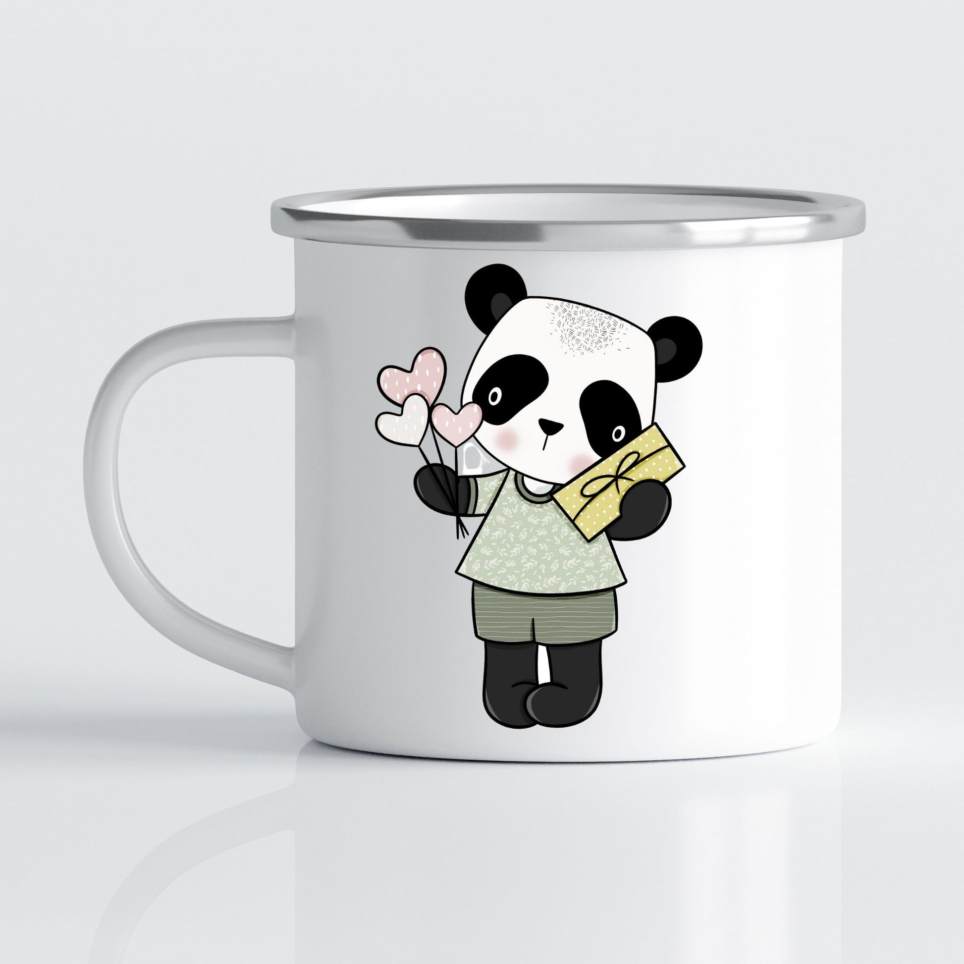 Krus i hvit emalje med dekorativ sølvkant øverst. Kruset er påført et motiv på hver side av hanken. Dette kruset har trykk av en Panda gutt på den ene siden. 