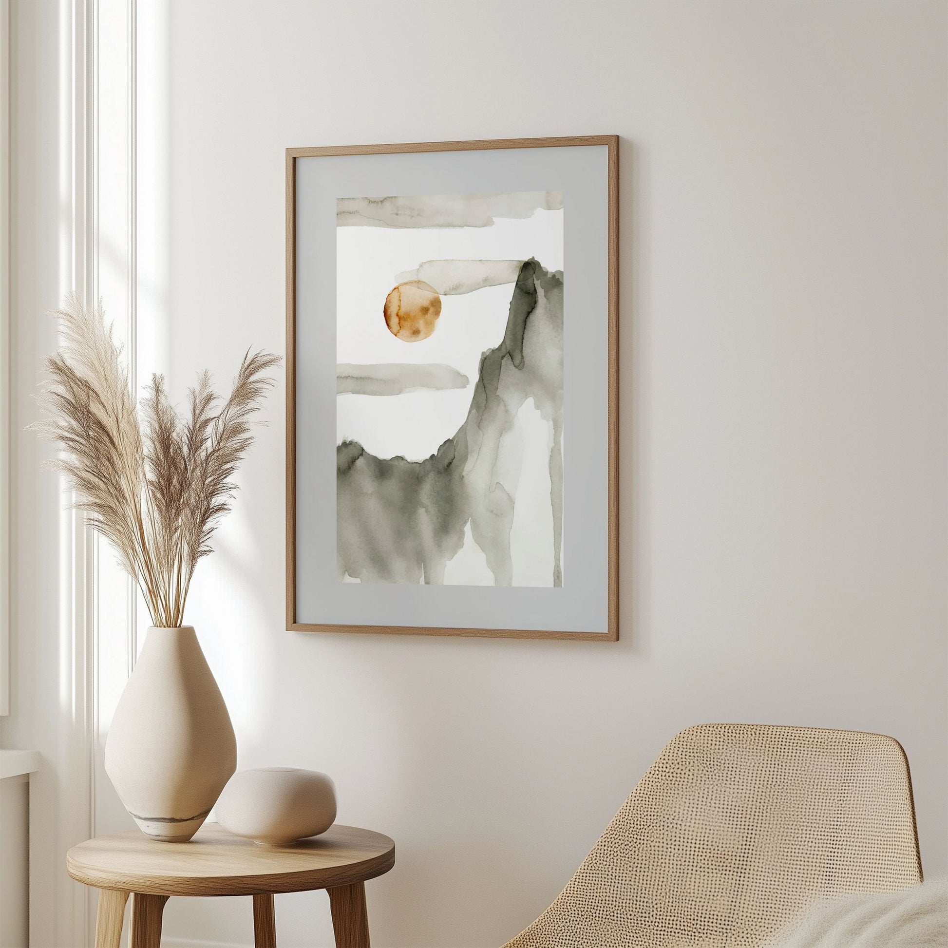 Motivet viser en ensom klippe som stiger opp mot himmelen, med en gyllen fullmåne omringet av sjeldne, svevende skyer – alt gjengitt i myke akvarelltoner av grått, hvitt og beige. Plakat har en bred, grå kant. Illustrasjonen viser plakat i eik ramme.