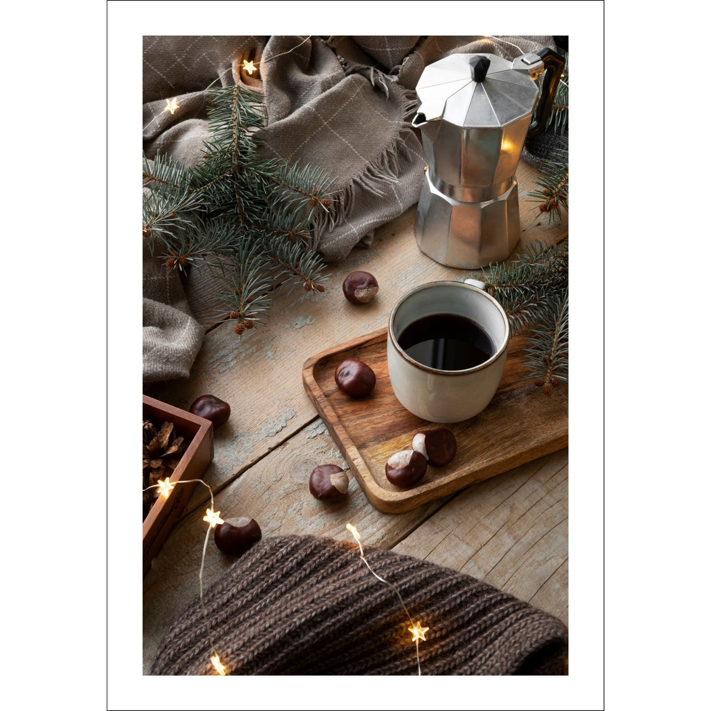 Plakat med dekorativt førjulsmotiv av en espressokanne, kaffekopp og julepyntet bord.