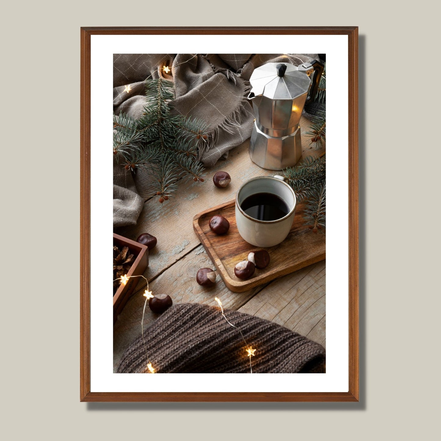 Plakat med dekorativt førjulsmotiv av en espressokanne, kaffekopp og julepyntet bord. Illustrasjonen viser plakaten i eikeramme som henger på en vegg.