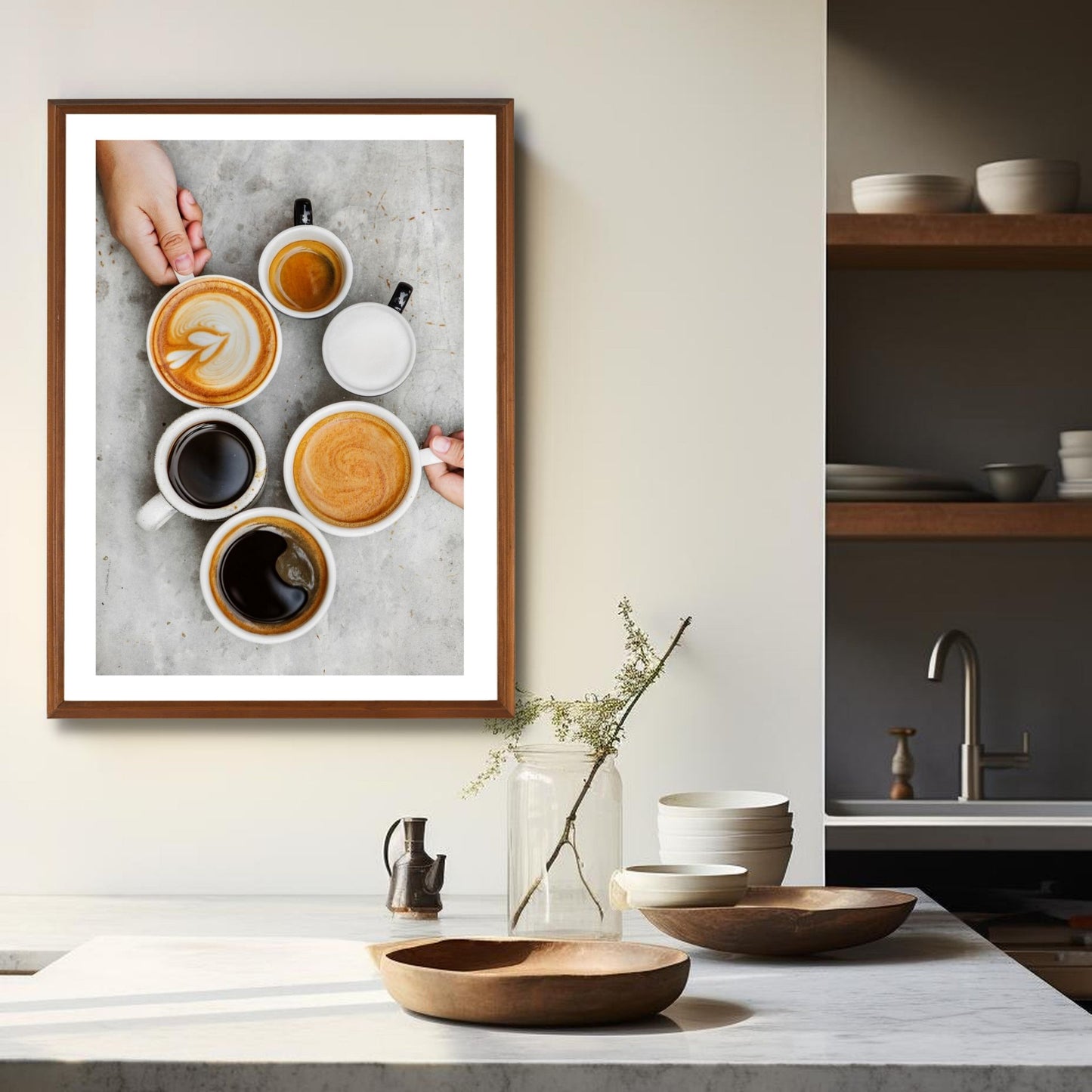 Dekorativ plakat av ulike sorter kaffe som vil passe perfekt på en kjøkkenvegg. Plakaten har en hvit kant som gir bildet mer dybde og fremhever motivet. Illustrasjonen viser plakaten i en eikeramme på en vegg over en kjøkkenbenk.