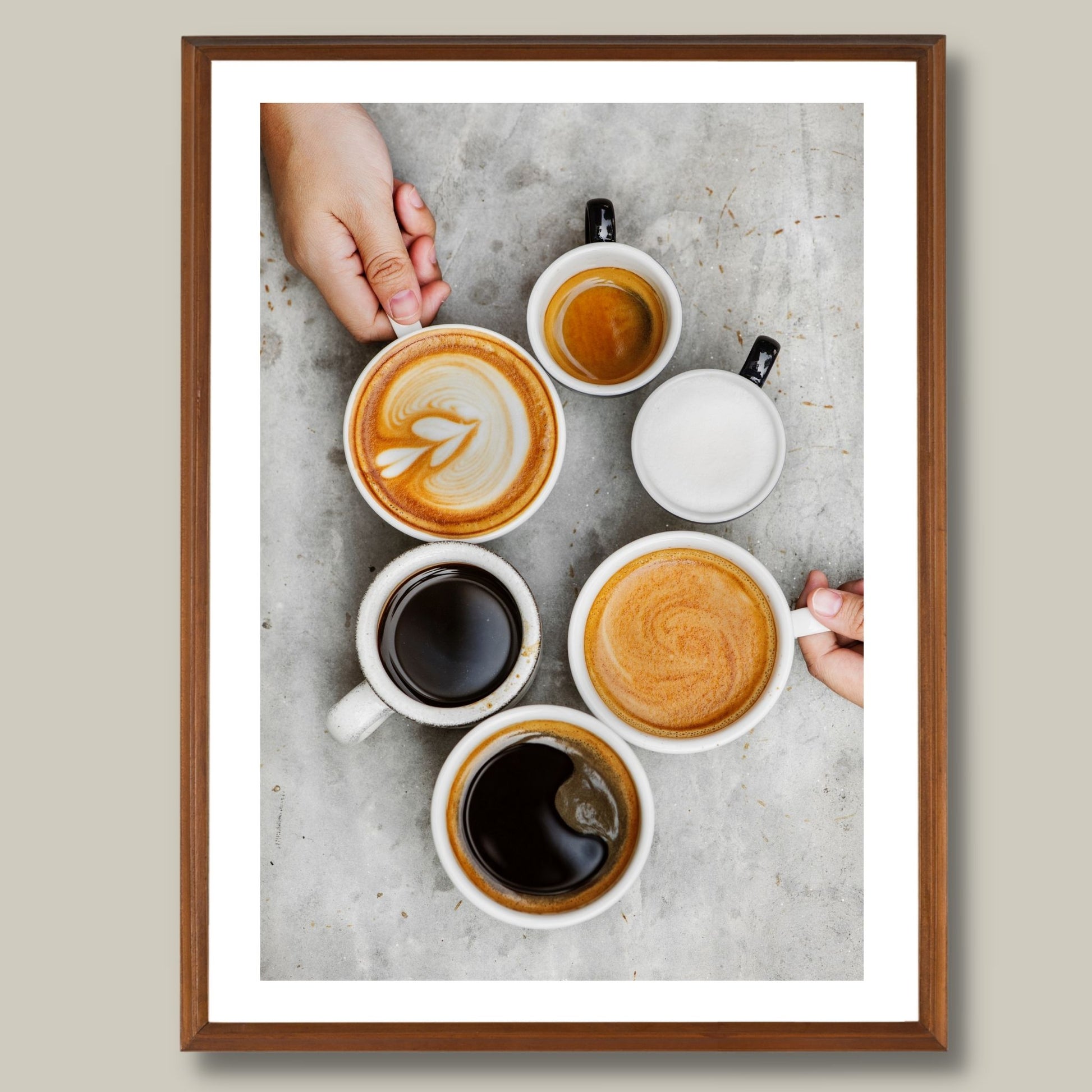 Dekorativ plakat av ulike sorter kaffe som vil passe perfekt på en kjøkkenvegg. Plakaten har en hvit kant som gir bildet mer dybde og fremhever motivet. Illustrasjonen viser plakaten i en eikeramme på en vegg.